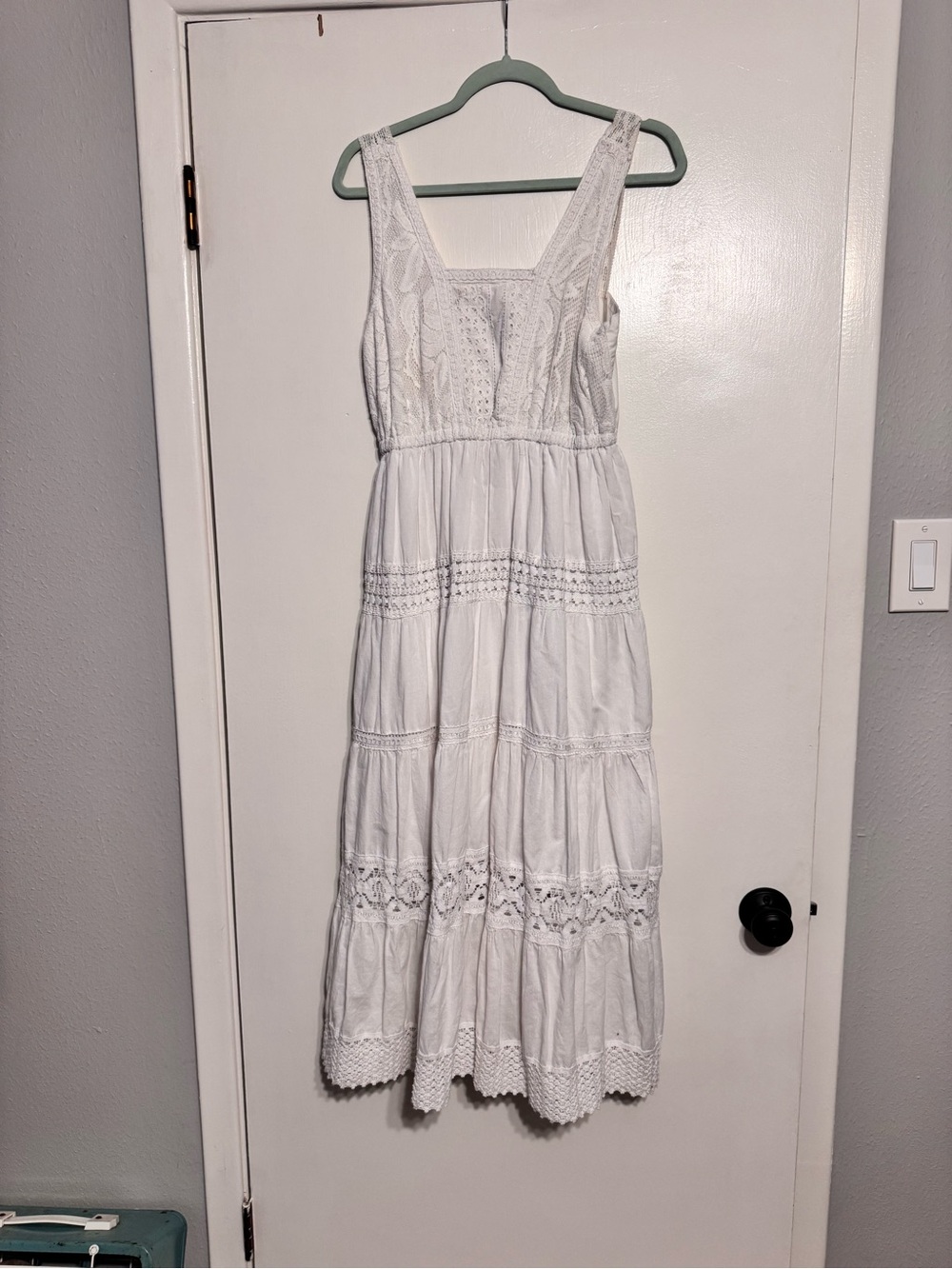 White vintage dress. No size listed but fits like a medium